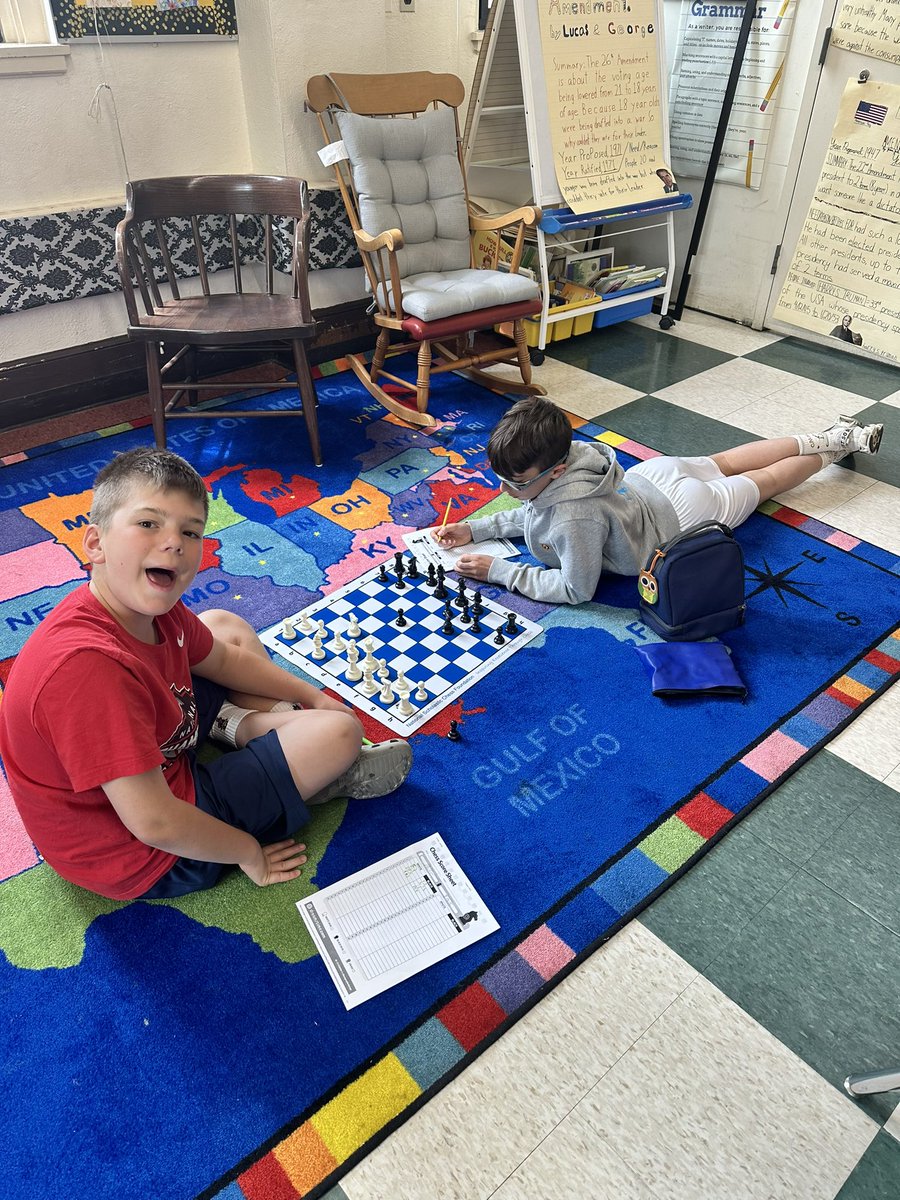 BXV_ES's tweet photo. Lunchtime Chess https://t.co/3lqwRVUSzP