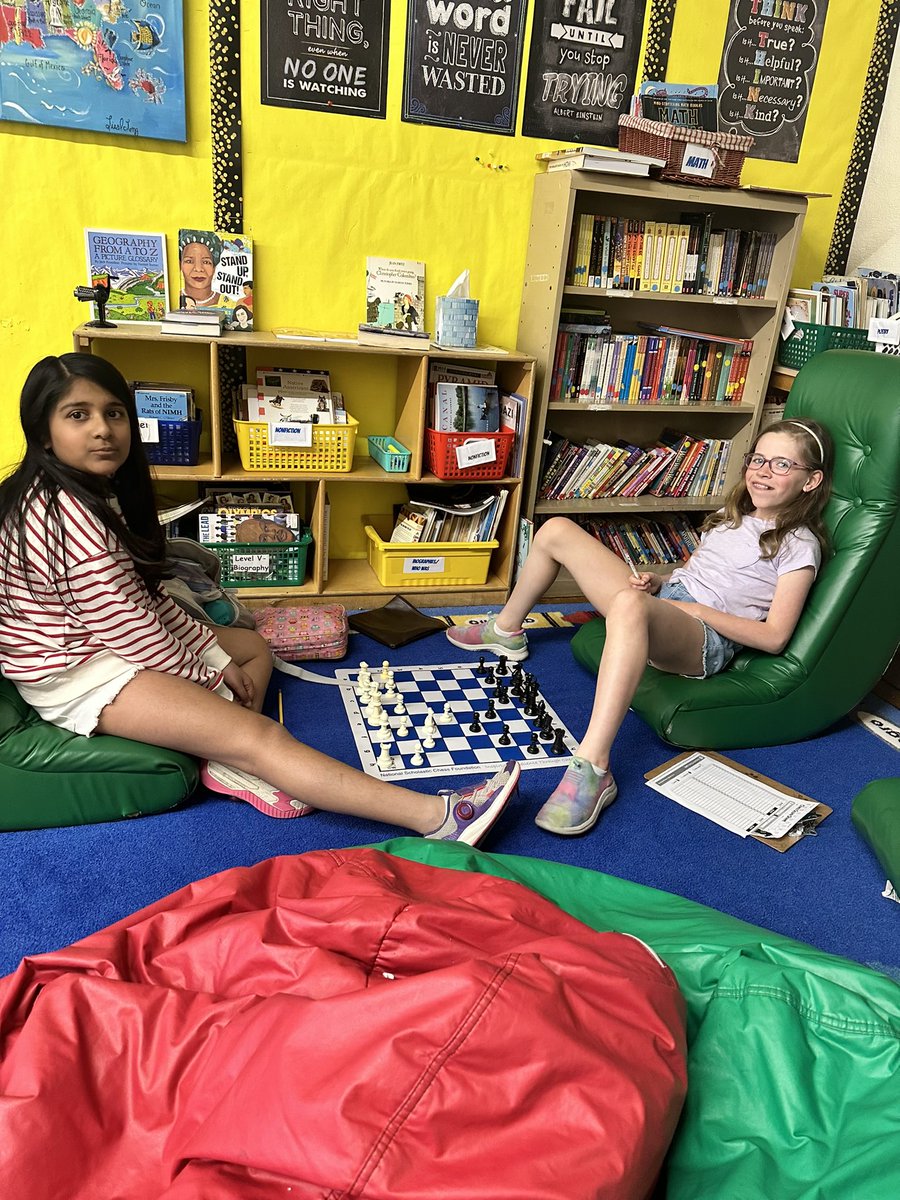 BXV_ES's tweet photo. Lunchtime Chess https://t.co/3lqwRVUSzP