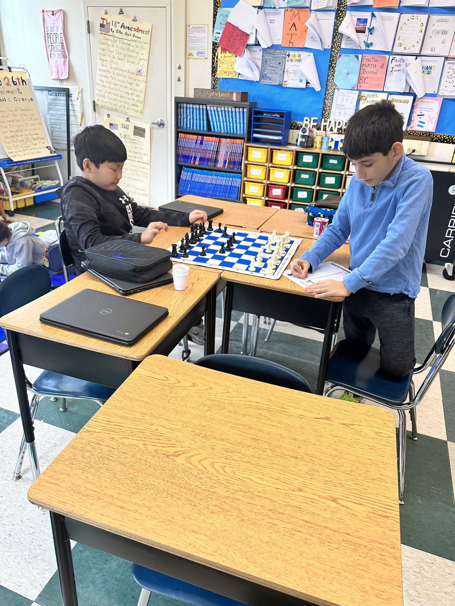 BXV_ES's tweet photo. Lunchtime Chess https://t.co/3lqwRVUSzP