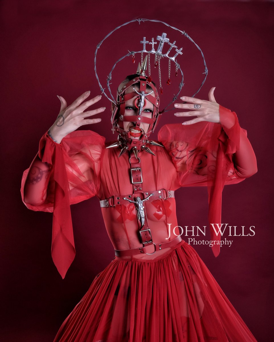 Madame_Absinthe's tweet photo. Close up details on my All About Me look from the 1st episode of Sew Fierce!
What is your favorite part of it?
Photo by; John Wills Photography
#BoldBadassBeautiful #SewFierce #Goth #GothModel #AlternativeStyle #GothFashionDesigner #DragDesigner #TeamAbsinthe #MissE #Harness https://t.co/hpKyPzZtU8