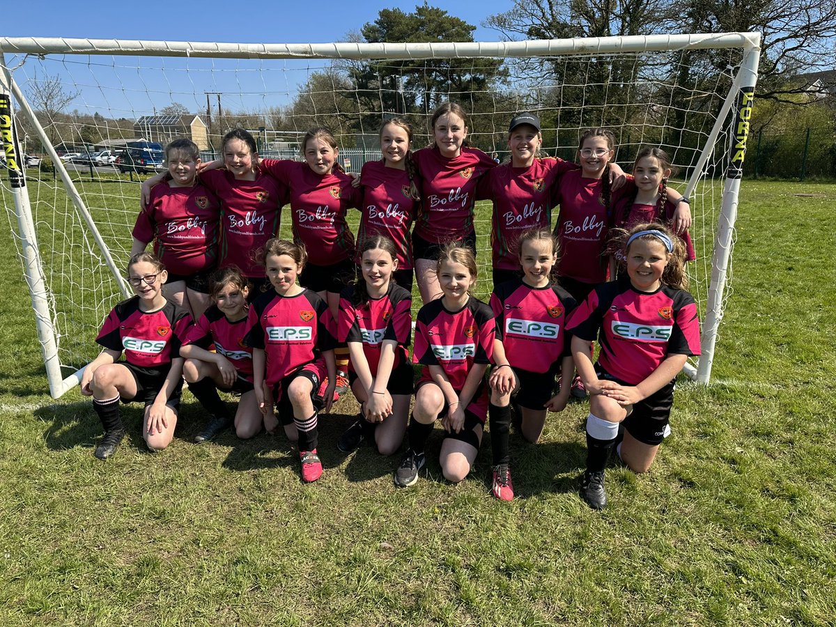 Diwrnod arbennig a pherformiad gwych gan timoedd y Ffederasiwn heddiw yng nghystadleuaeth pêl-droed yr Urdd. 
Gwych ferched. ⚽️🥅🏴󠁧󠁢󠁷󠁬󠁳󠁿
#cydweithio #3ydd 
<a href="/YsgLlechyfedach/">Ysgol Llechyfedach</a> <a href="/Chwaraeon/">Urdd Gorllewin Cymru</a>