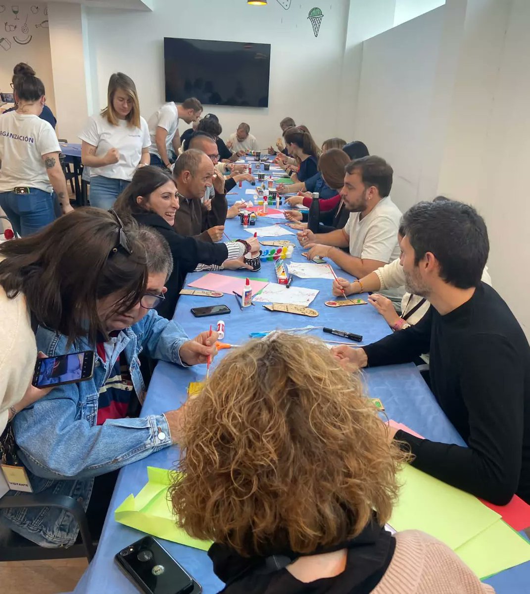 FPRosella's tweet photo. Avui taller de flors de paper i punts de llibre, amb els voluntaris de l'empresa @Servihabitat i organitzada per @Randstad_es i @FDIfundacion https://t.co/JDBJK0GXbt