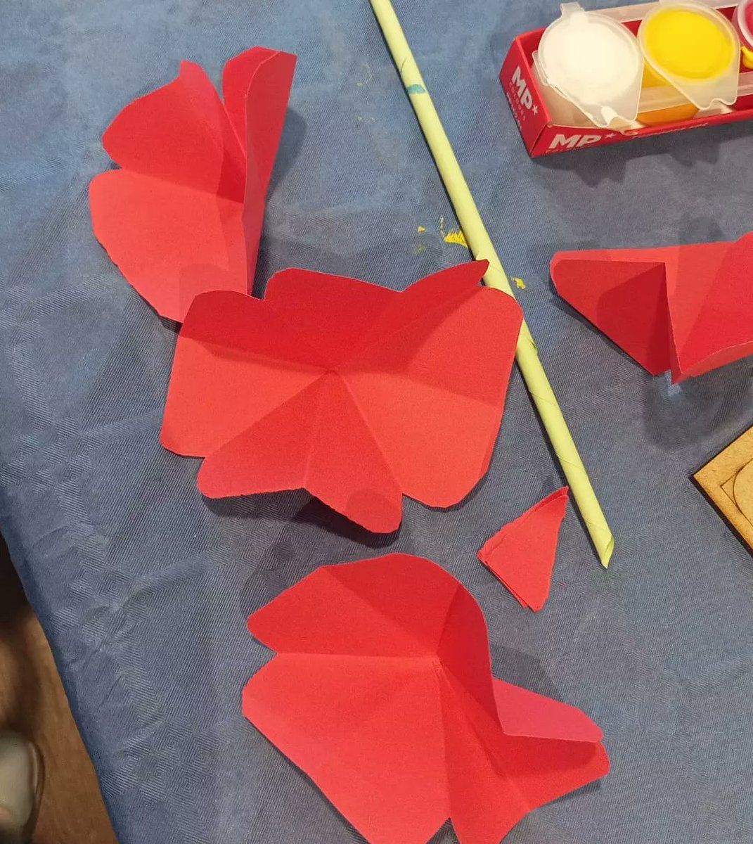 FPRosella's tweet photo. Avui taller de flors de paper i punts de llibre, amb els voluntaris de l'empresa @Servihabitat i organitzada per @Randstad_es i @FDIfundacion https://t.co/JDBJK0GXbt