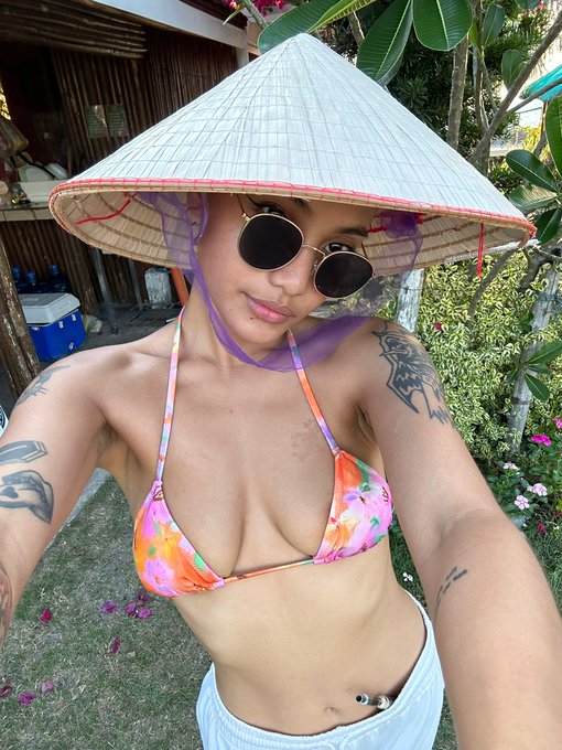 ang magtanim ay di biro, maghapong nakayuko, hindi manlang makaupo https://t.co/TDFbfQEWsc  #emmarouge<a href="/tag/selfie"class="tags"><span>#selfie</span></a><a href="/tag/photooftheday"class="tags"><span>#photooftheday</span></a><a href="/tag/filipina"class="tags"><span>#filipina</span></a><a href="/tag/rouge"class="tags"><span>#rouge</span></a><a href="/tag/pinay"class="tags"><span>#pinay</span></a>