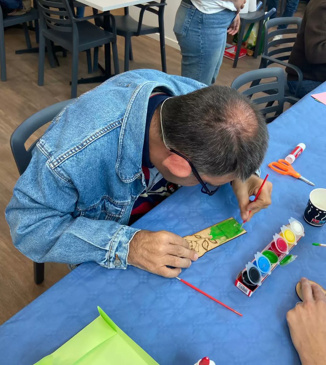 FPRosella's tweet photo. Avui taller de flors de paper i punts de llibre, amb els voluntaris de l'empresa @Servihabitat i organitzada per @Randstad_es i @FDIfundacion https://t.co/JDBJK0GXbt