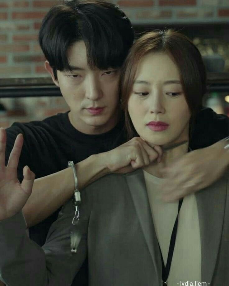 kdramagramm_'s tweet photo. Bir dedektif olarak yillar sonra kocanin katil oldugunu ögrensen o‘na inanmayi mi secerdin yoksa o‘nun pesine mi düserdin? https://t.co/Y5lJqPT3dK