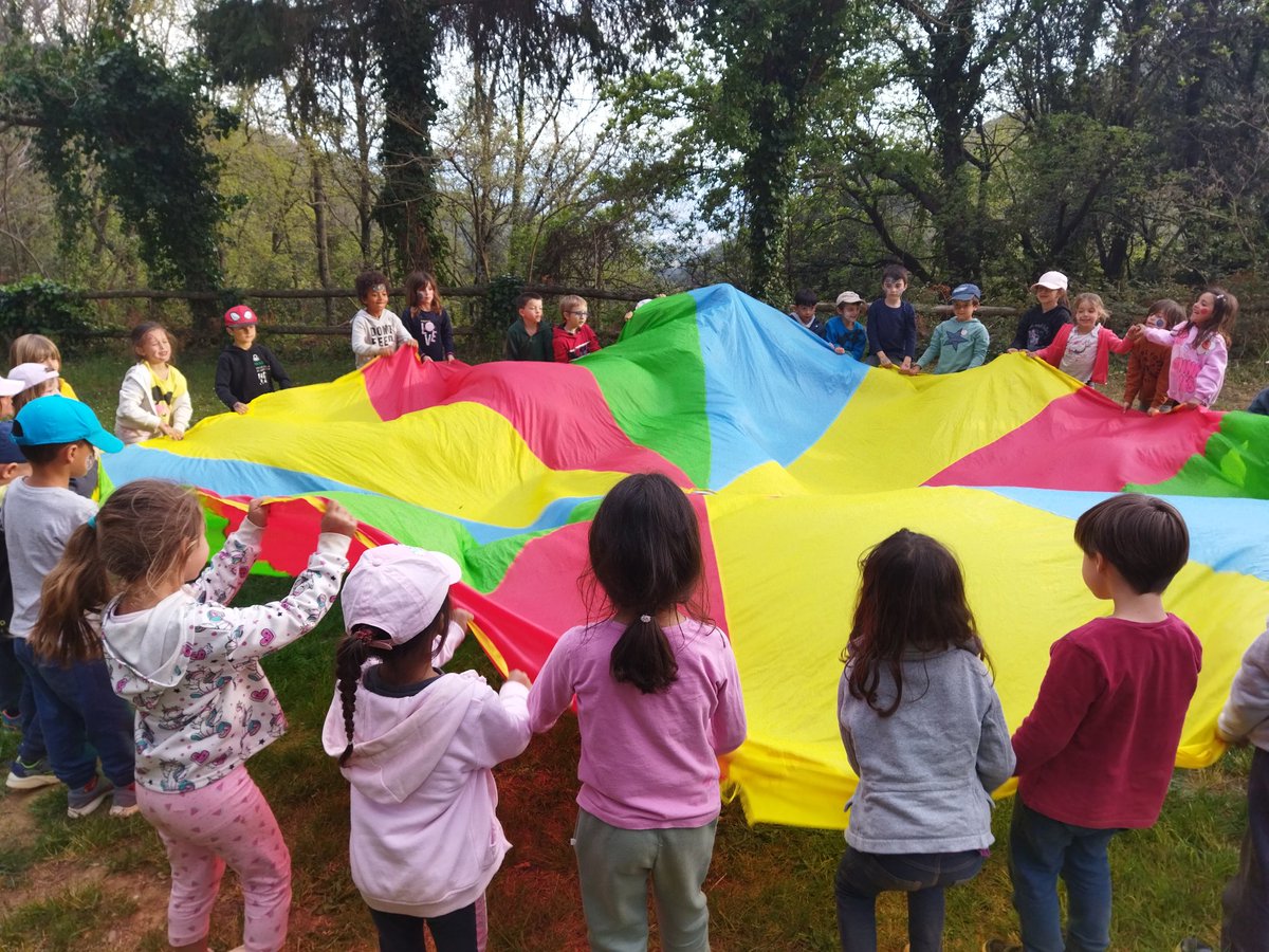 EscolaLesAigues's tweet photo. Tarda de joc amb paracaigudes a les colònies d'I5 a Can Riera de Ciuret. https://t.co/nQpybfSZkB
