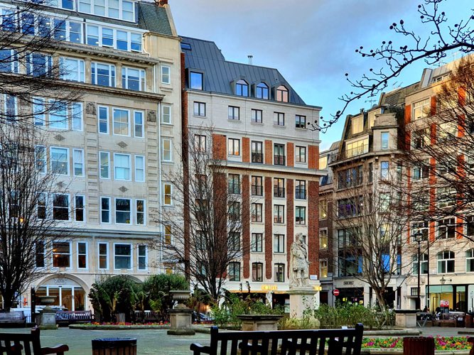 The moon has met the stars and the sky shines brighter than ever 🌙

We are still shaken by yesterday’s sad news nevertheless we brace ourselves so that we can say goodbye to Moonbin from England.

Please join our Astro’a Moonbin memorial in London this Saturday 22nd 

Details: