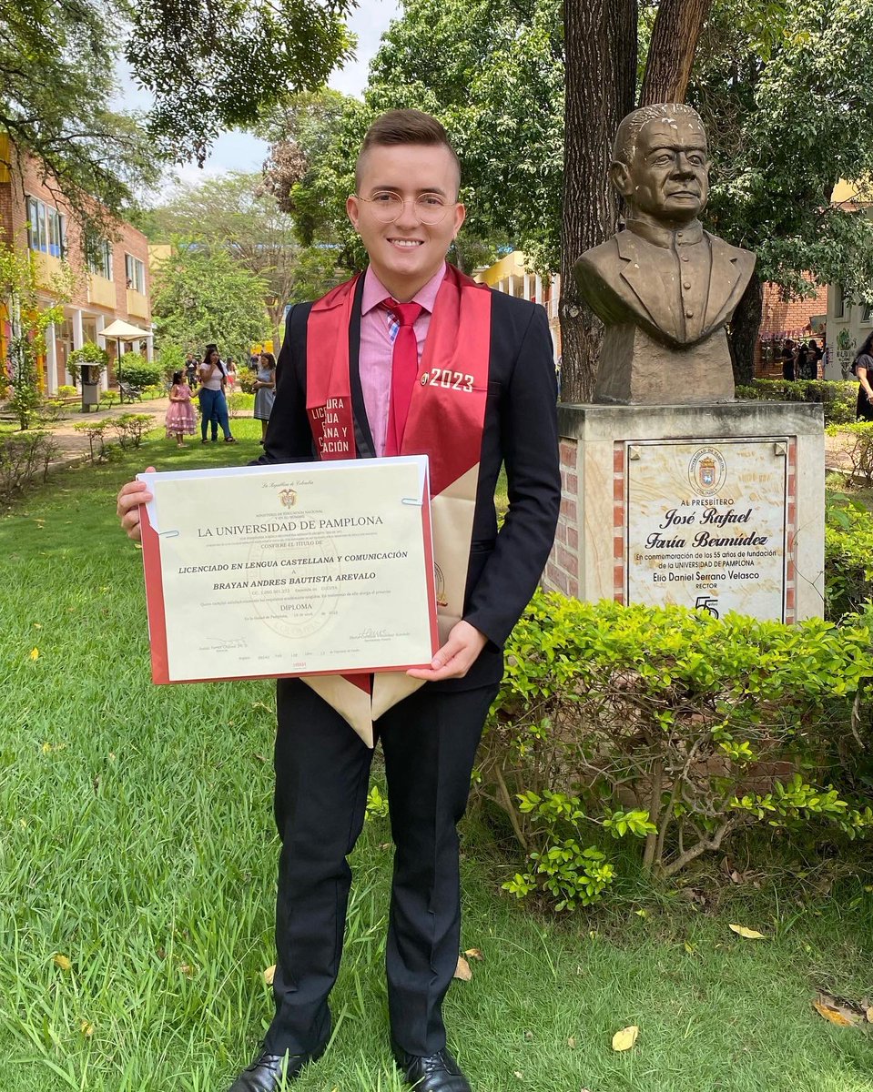 AndresBaba11's tweet photo. Oficialmente licenciado 🎓❤️ https://t.co/Wqke09tQsl