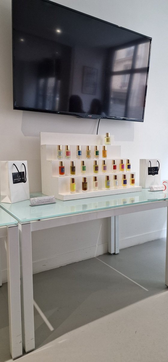 C'est parti pour une conférence sur <a href="/ParfumdEmpire/">Parfum d'Empire</a> avec Marc Antoine Cortichiatto chez <a href="/CinquiemeSens/">Cinquième Sens</a>