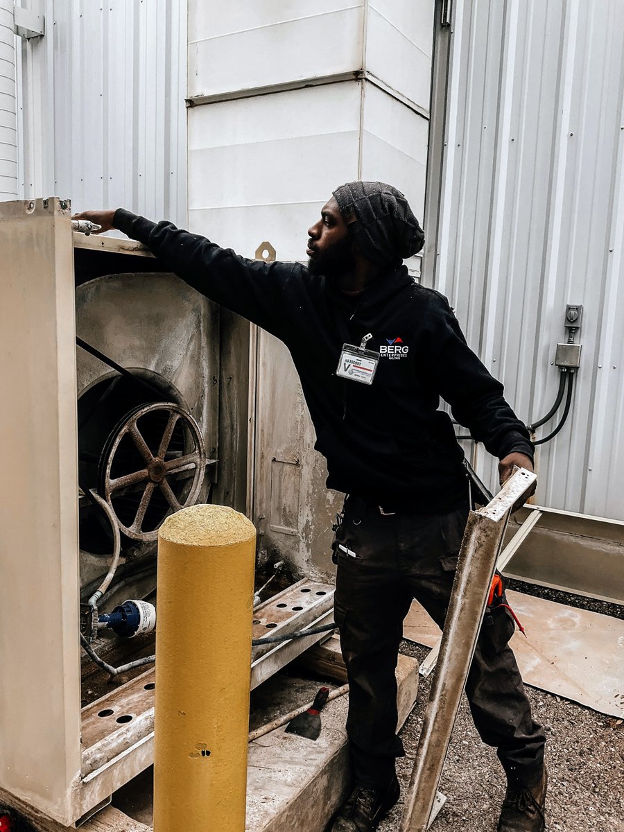 bergs1974's tweet photo. Greetings from our Service department on this #FieldFriday! We are thrilled to announce that we have expanded our services to support our friends in #Tucson! Summer is nearly here. Let's help you get those AC units in tip-top shape before we hit triple digits!  Contact us today! https://t.co/HF7qJjPU0t