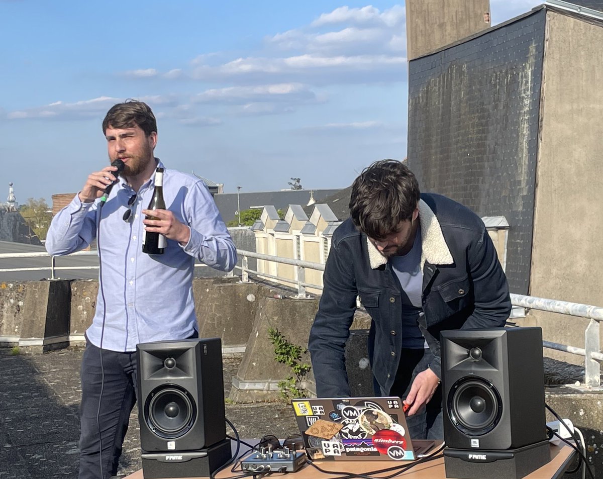 Soirée de lancement <a href="/VinoMusicOff/">VinoMusic</a> sur le rooftop angevin 🍷 

Banzaiii l’équipe <a href="/Max_Angers/">Maxime Leray</a> <a href="/Draimbaud/">David Raimbaud</a> et Laurie 🚀 

#Banzaiii
