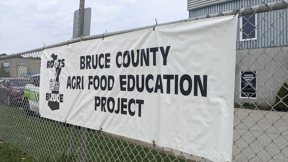 EquipmentOnt's tweet photo. We are excited to be back presenting at the 26th annual Roots of Bruce Education Days. We are discussing Technology in Agriculture with 600 Students throughout the 2-day event.
@OntAg @AgMoreThanEver @caseiheventsON @Case_IH
#EquipmentOntario
#EOspotted https://t.co/qwCjfzrBWa