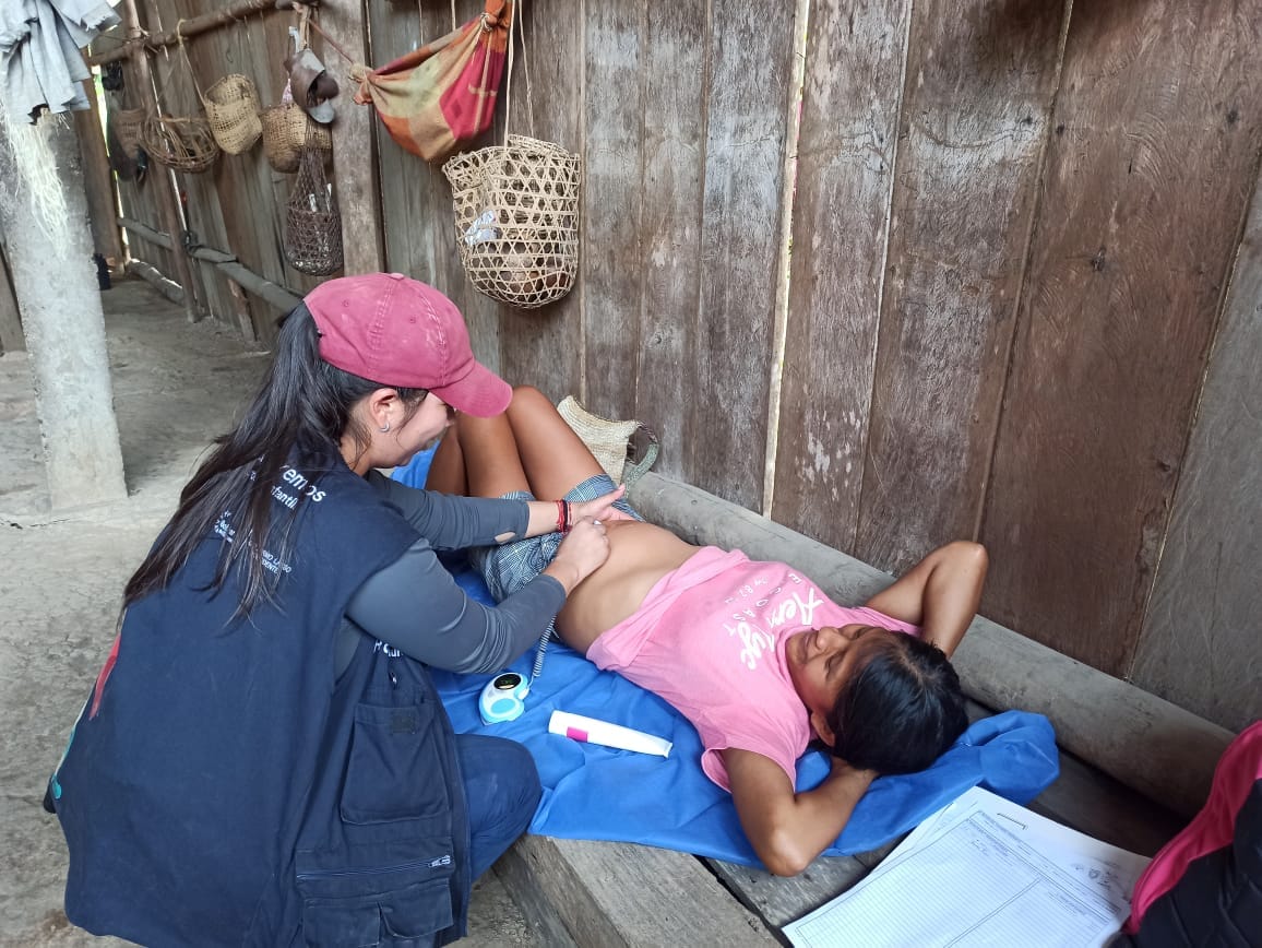 Salud_Napo's tweet photo. #Orellana | @Salud_Ec llega a las comunidades de la Nacionalidad Waorani, ubicadas en la ribera del río Shiripuno, para brindar atención médica integral.
La actividad es desarrollada con el apoyo y coordinación de la @OPSECU, @Rios_ONG y #AMWAE.
#CruzadaPorLaSalud https://t.co/oWI15qII4g