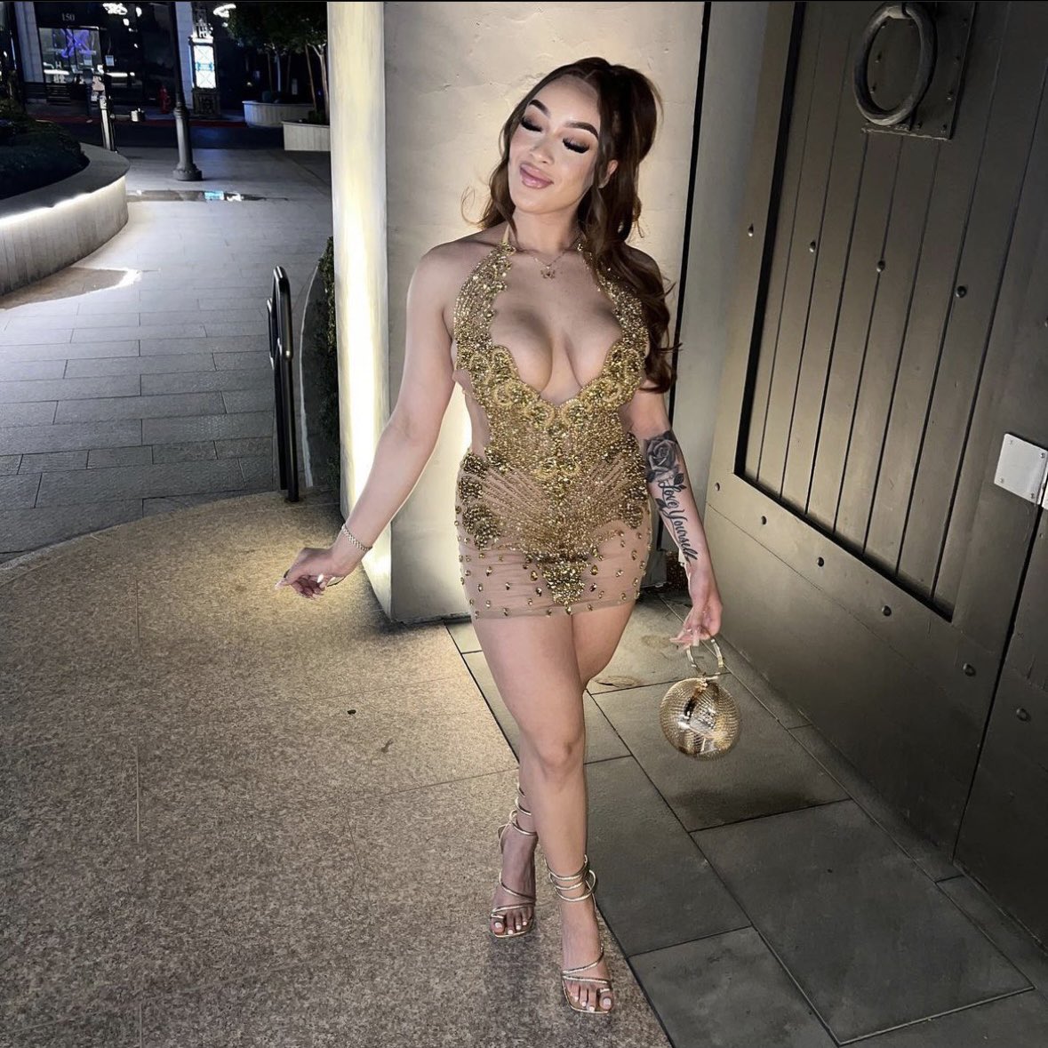 NVmyCollection's tweet photo. QueenCam 👑📸 Our Goddess dress in gold 😍 https://t.co/pjZWzK0BPJ