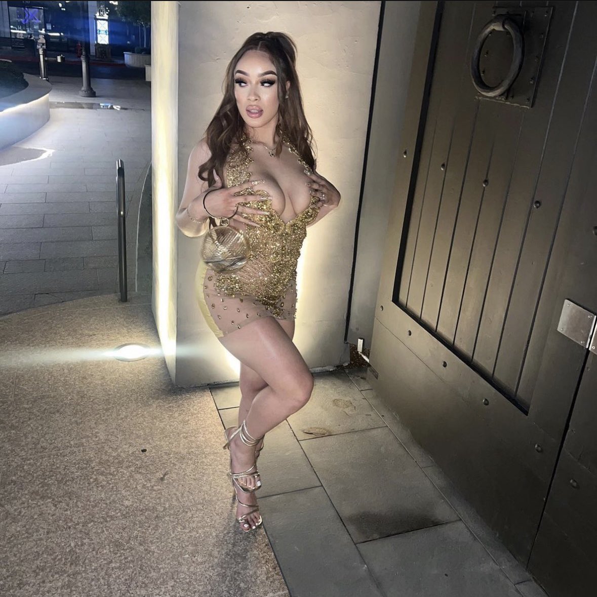 NVmyCollection's tweet photo. QueenCam 👑📸 Our Goddess dress in gold 😍 https://t.co/pjZWzK0BPJ