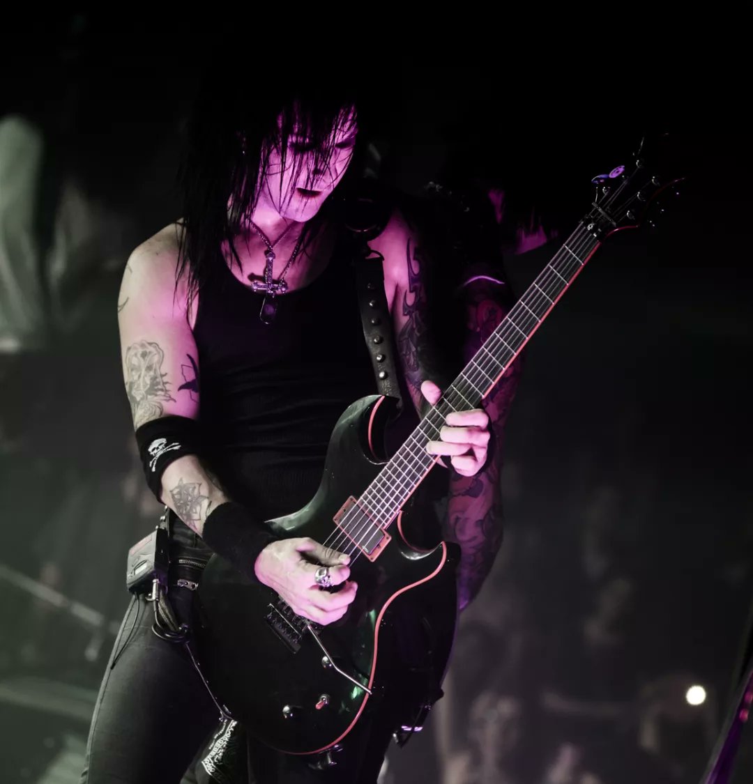 FCBVBArmysChile's tweet photo. #tbt de @blackveilbrides en nuestro país en octubre del 2015 🇨🇱
¿En qué fecha les gustaría que la banda volviera a visitarnos? 
#blackveilbrideschile
#blackveilbrides #bvbarmy  #blackveilbridessupport #andyblack #christiancoma #jakepitts #jinxxferguson https://t.co/4oWPXvU5Wo