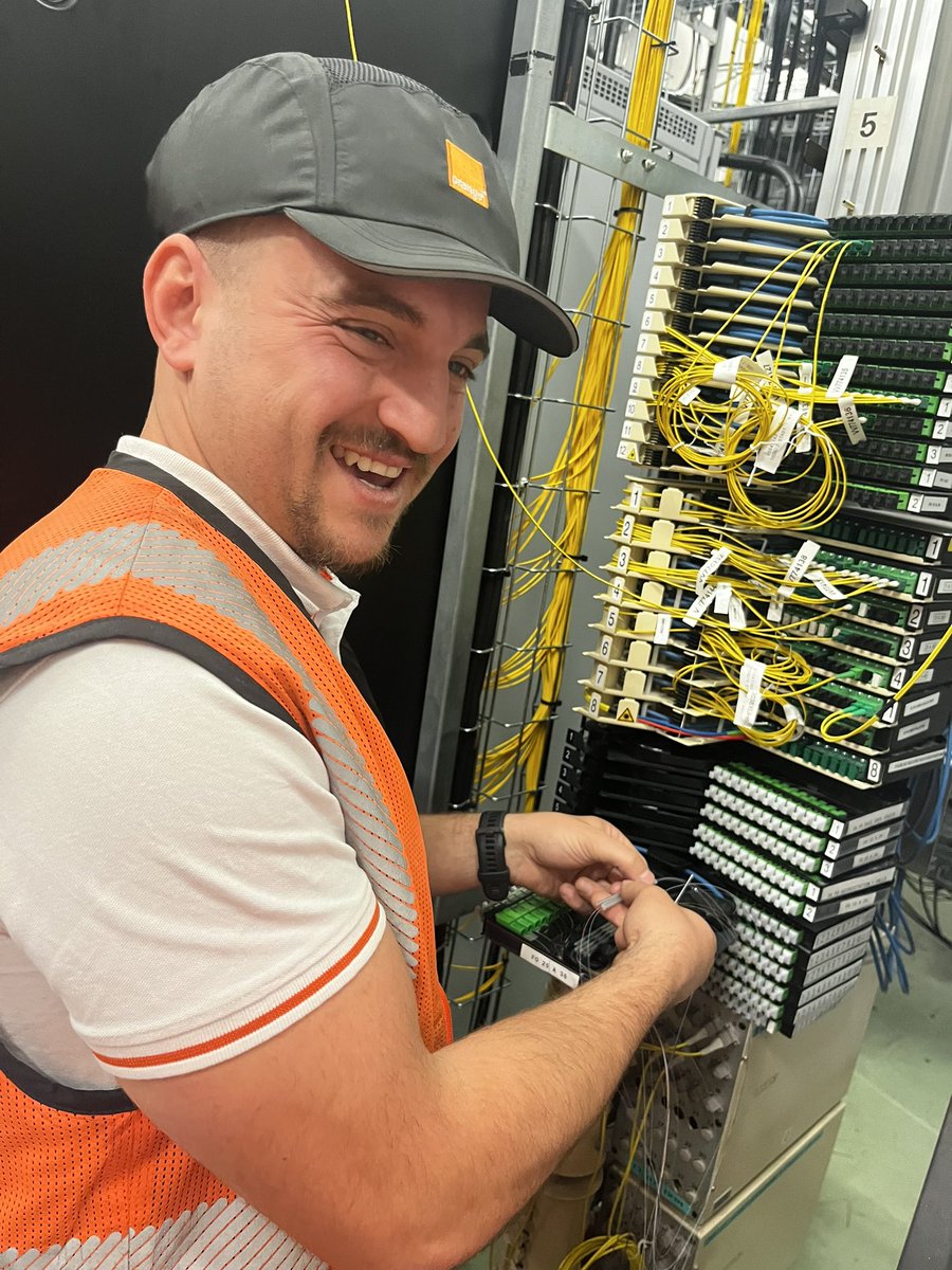 fannycoolen's tweet photo. Une visite terrain 5 étoiles pour aller à la rencontre du collectif de techs Boucle Locale #Uioc qui prépare la #coupedumonderugby au #stadium #toulouse #Orange #fibre @Flochjf @danielbaudiere @laurencelang31 @StephSalon31 @OrangeOccitanie https://t.co/duZF7Y5YpR