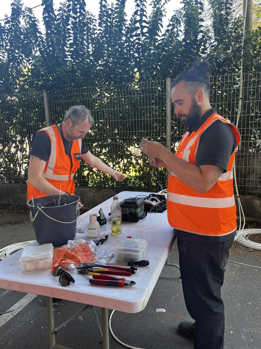 fannycoolen's tweet photo. Une visite terrain 5 étoiles pour aller à la rencontre du collectif de techs Boucle Locale #Uioc qui prépare la #coupedumonderugby au #stadium #toulouse #Orange #fibre @Flochjf @danielbaudiere @laurencelang31 @StephSalon31 @OrangeOccitanie https://t.co/duZF7Y5YpR