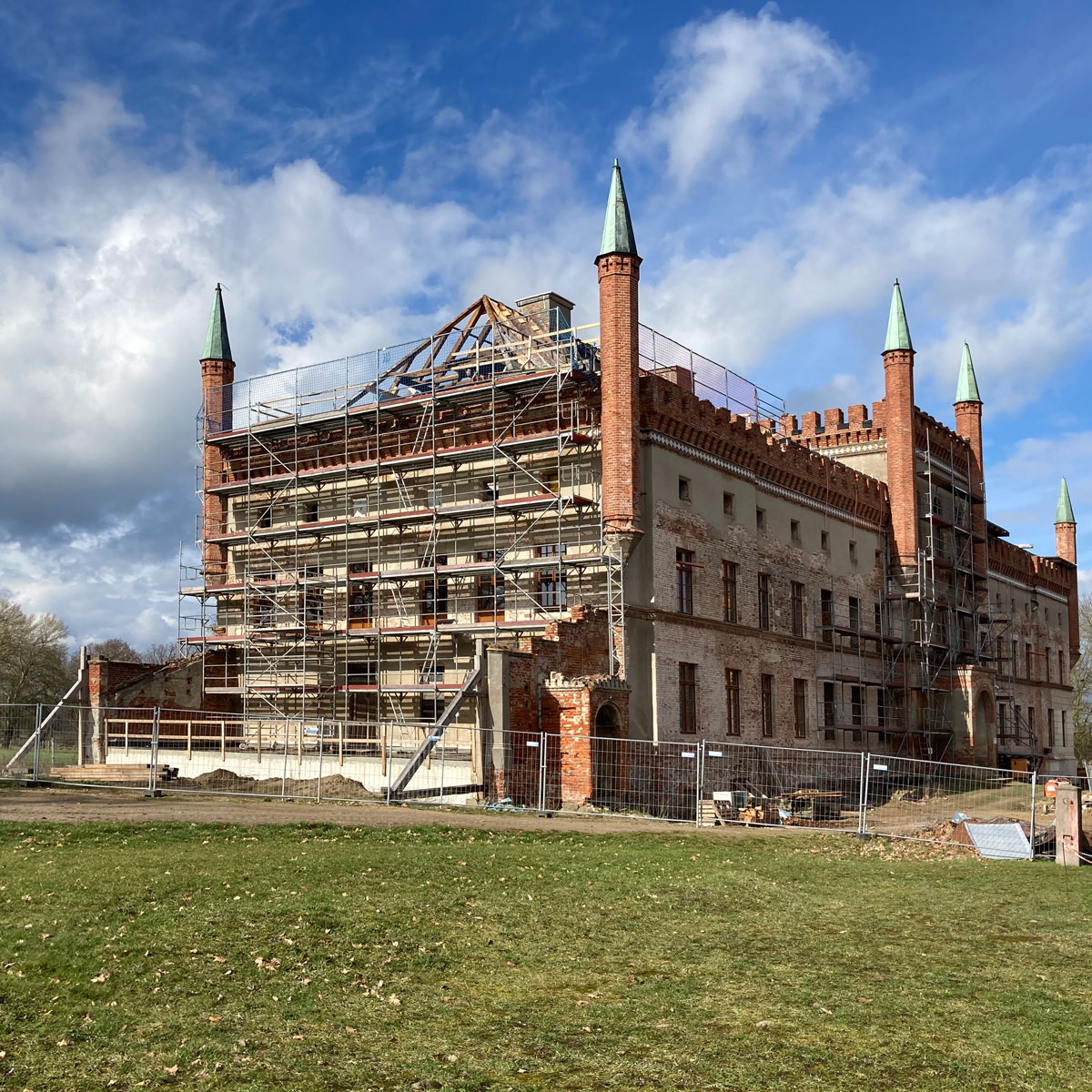Pomm_Greif's tweet photo. "Führung für die Ohren" durch das Schloss #Broock.
Der Gutshauspod war zu Gast auf der Baustelle. Der 60 minütige Podcast ist sehr informativ. Dazu auch noch ein kurzes Video, dass den aktuellen Stand der Sanierung zeigt.

https://t.co/e2dDD27q7W https://t.co/1UBlpKb9IY