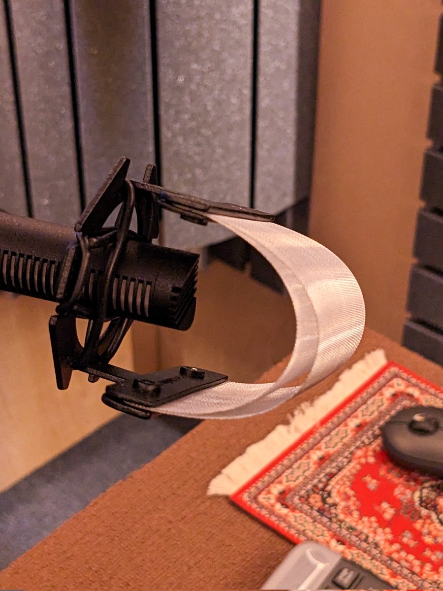 BenMitchell's tweet photo. Don't know why I waited so long to get this wonderful little pop filter for my 416, doesn't get in the way of the audio or my face.

Hook Studios Octo-842S
#voiceover #VO #voiceacting https://t.co/jWSoiqj2i1