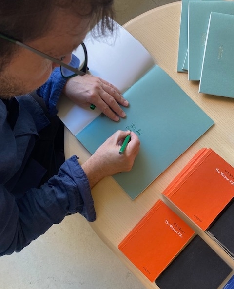Ivorypress's tweet photo. El fotógrafo Juan Millás ha visitado #Ivorypress para firmar ejemplares de su último libro 'El bosque en los ojos', primer volumen de la colección de cuadernos fotográficos titulada 'Ahora, recuerda' del fotógrafo.
Email bookshop@ivoryoress.com
#IvorypressBookshop #Fotolibros https://t.co/ytKKoqAdNs