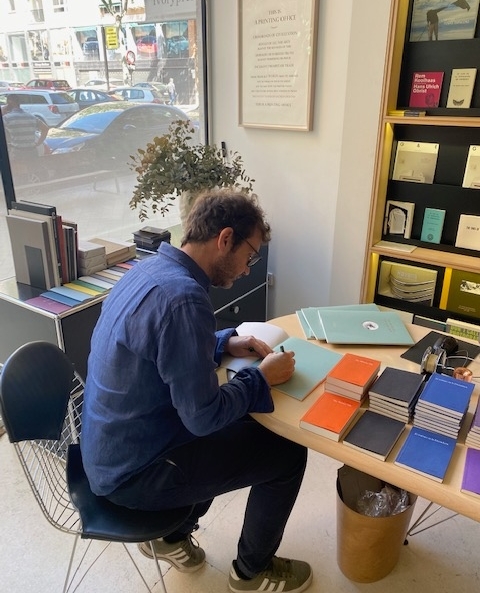 Ivorypress's tweet photo. El fotógrafo Juan Millás ha visitado #Ivorypress para firmar ejemplares de su último libro 'El bosque en los ojos', primer volumen de la colección de cuadernos fotográficos titulada 'Ahora, recuerda' del fotógrafo.
Email bookshop@ivoryoress.com
#IvorypressBookshop #Fotolibros https://t.co/ytKKoqAdNs