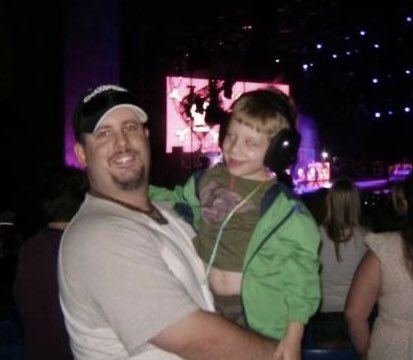 rmorris76's tweet photo. 15 years ago Zack went to his first of many @AvrilLavigne concerts! Crazy how much time flys! Here’s to never growing up! #herestonevevergrowingup #AvrilLavigne @AvrilFoundation @avril_bandaids @avrilbandaidsIT https://t.co/Sbp3D5hX7X