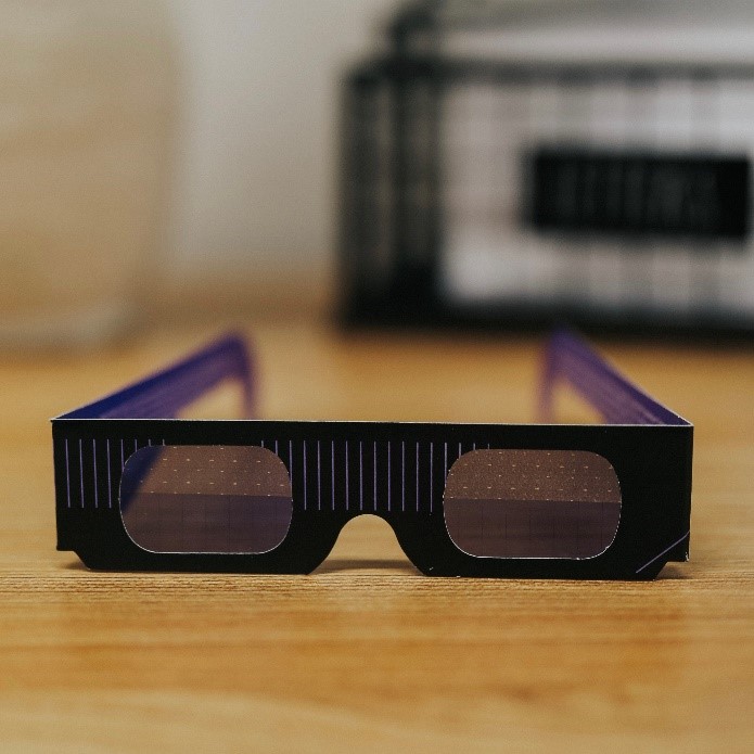 OpticaWorldwide's tweet photo. Teach the wonders of #diffraction and see #Opticat with the Optica diffraction glasses 😎 - https://t.co/bvNKGAyIs4
The bottom of these bifocals contains a grating of regularly spaced opaque lines, and the top includes a computer-calculated #hologram! https://t.co/YqAmyEFXVS