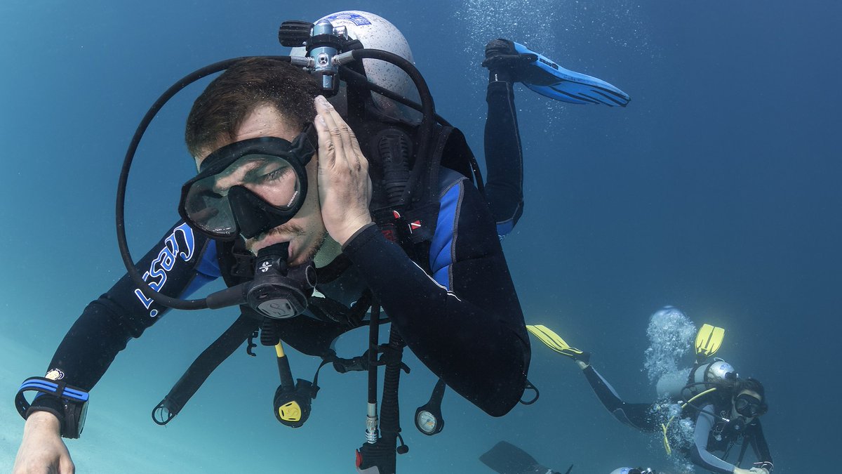 DAN_Europe's tweet photo. The ears greatly influence diving, both in terms of equalization and infection, to the point of impeding a diver from going underwater.
We asked one of our ENT specialist some tips for effective prevention ๐ฉบ https://t.co/rhFCxDoEAJ
-
#DAN #alertdiver #medicalline https://t.co/KNU3UAoPwi