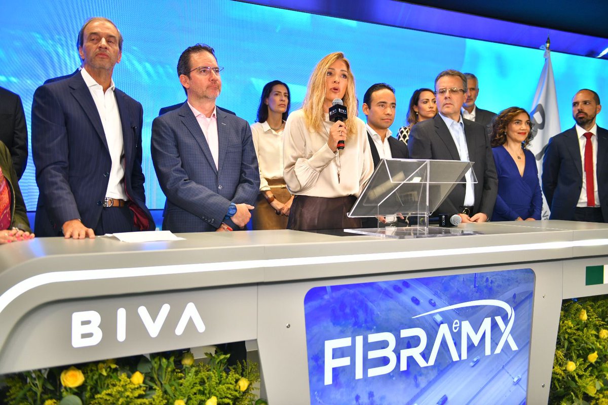BIVAMX's tweet photo. “FIBRAeMX llega como una solución a las enormes áreas de oportunidad de la infraestructura del país y con la visión de impulsar la adquisición, consolidación, operación y promoción de autopistas, vías ferrovías, puertos, aeropuertos y sistemas de transporte urbano masivo.” @maria_ariza, Directora General de @BIVAMX.
