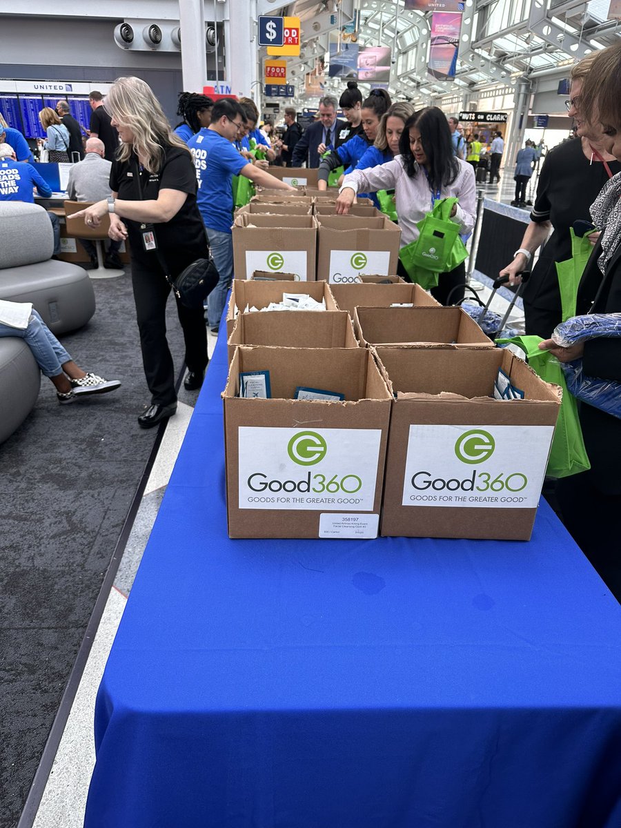 yhampto's tweet photo. I had so much fun joining a group of volunteers with @united during my short layover @fly2ohare . Thank you for allowing me to participate for such a good cause. https://t.co/dj7WJCfWcJ