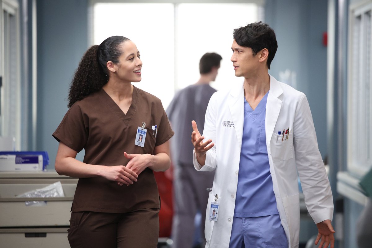 East Coast, we’re live!

“Gunpowder and Lead” was written by Michelle LIrtzman and directed by Morenike Joela Evans.

#GreysAnatomy starts NOW.