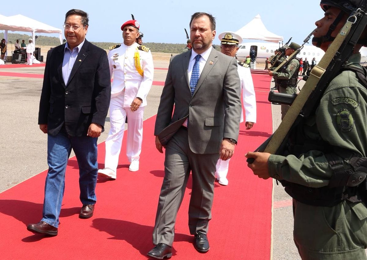 #EnFotos | Canciller <a href="/yvangil/">Yvan Gil</a>
recibe en el <a href="/IAIM_VE/">Aeropuerto Internacional de Maiquetía</a> al presidente del Estado Plurinacional de Bolivia 🇧🇴, Luis Arce <a href="/LuchoXBolivia/">Luis Alberto Arce Catacora (Lucho Arce)</a>, quien se encuentra de visita oficial en el país para participar en la III Comisión de Integración Conjunta entre nuestros pueblos.

#ManoDeHierro