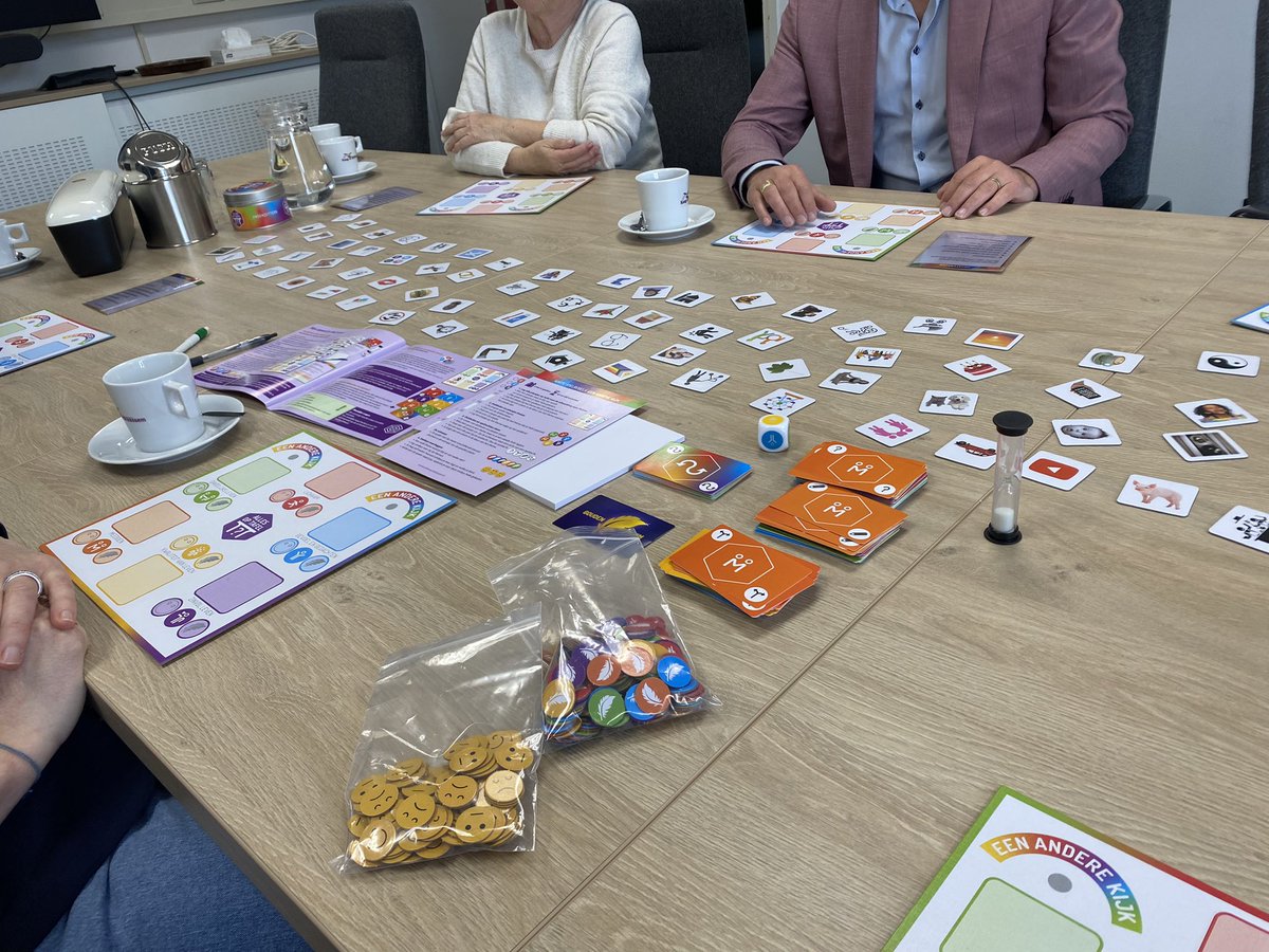 Vanmiddag speelde ik met anderen het Positieve Gezondheid spel. Leuk om te doen en met elkaar het gesprek te voeren hoe het op dit moment met je gaat. De positieve gezondheid met een bredere kijk op gezondheid breidt zich onder velen uit in Kaag en Braassem. Goed om te zien!