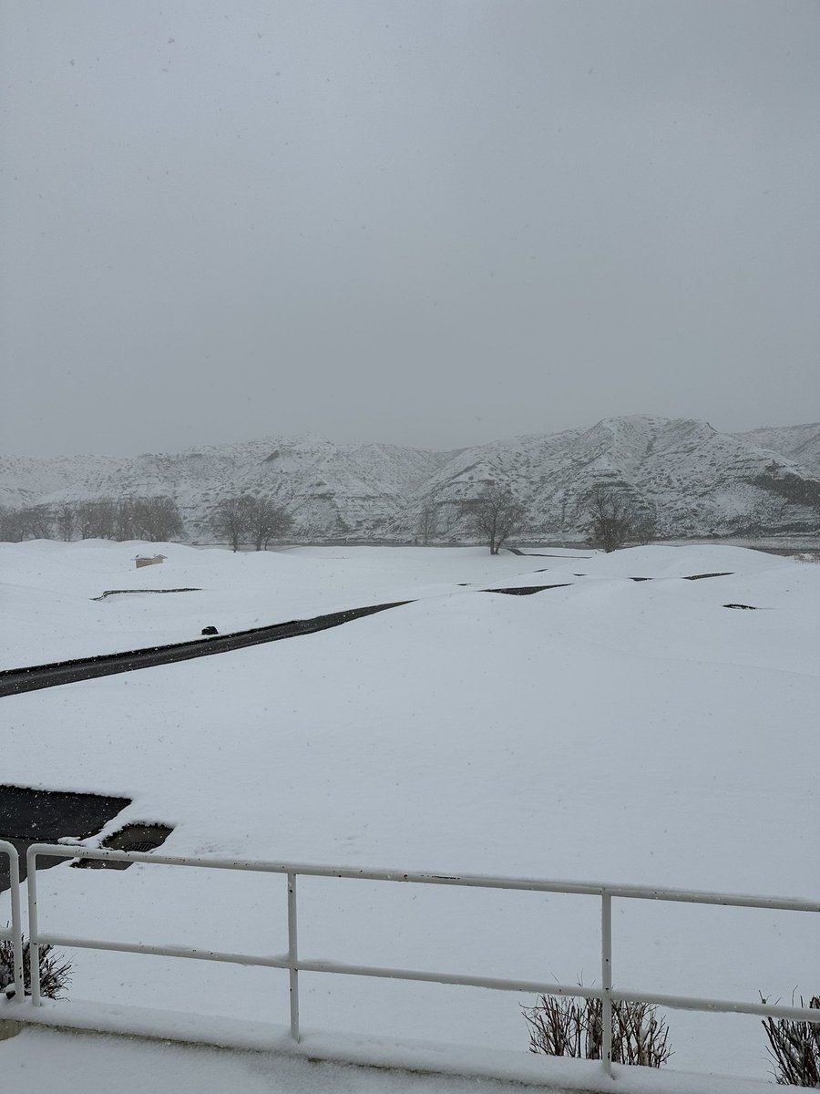ParadiseCanyon's tweet photo. The golf course and restaurant will be closed today. We will re-open tomorrow pending snowfall. https://t.co/oOc86Kxgxj