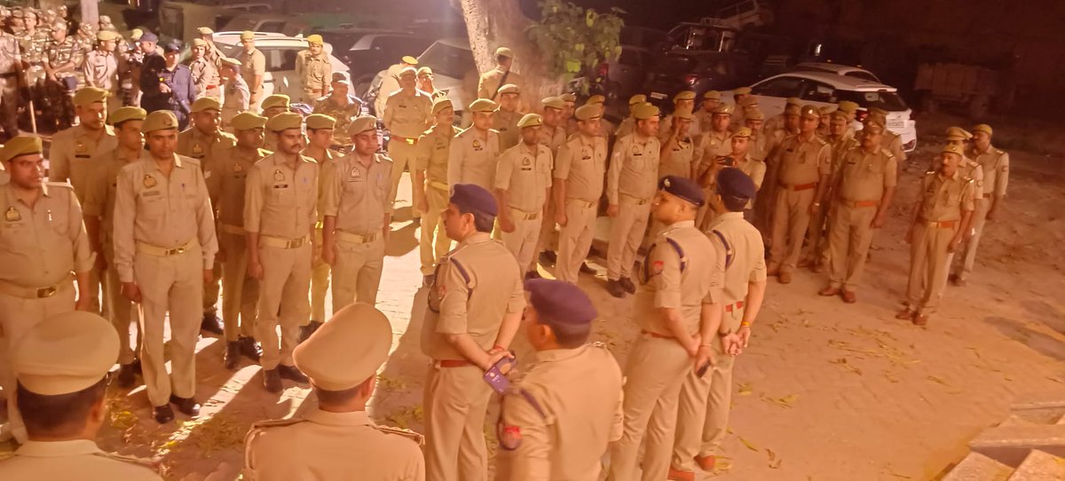 rakeshs_ips's tweet photo. Briefed to #Paramilitary_force and #Police_force at Bareilly to maintain peace & law and order l in view of upcoming festivals, #Jumat-ul-Wida Namaz & Municipal election https://t.co/h1lk6jQLOf