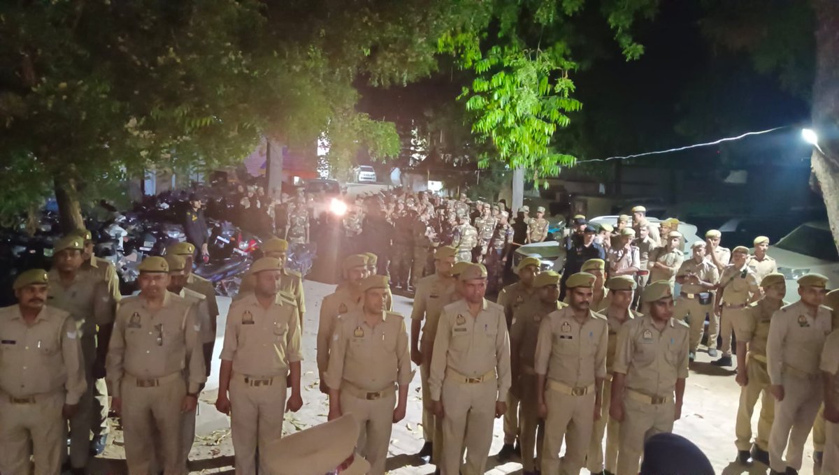 rakeshs_ips's tweet photo. Briefed to #Paramilitary_force and #Police_force at Bareilly to maintain peace & law and order l in view of upcoming festivals, #Jumat-ul-Wida Namaz & Municipal election https://t.co/h1lk6jQLOf