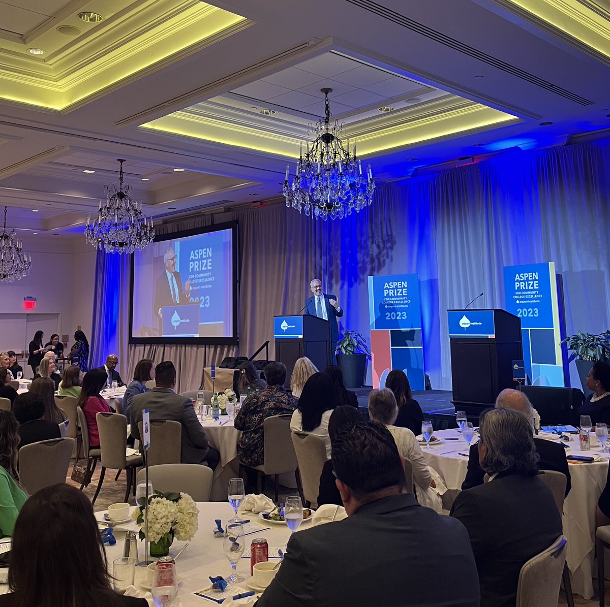 AspenHigherEd's tweet photo. Our own @JoshWyner teeing up the announcement of the winners of the "Oscars for community colleges." BONUS: Josh's first foray into a ChatGPT assisted speech, comparing the Oscars to the #AspenPrize. 🖥  (Hint: The Aspen prize process takes a few more experts!) https://t.co/09oEu7wQwJ