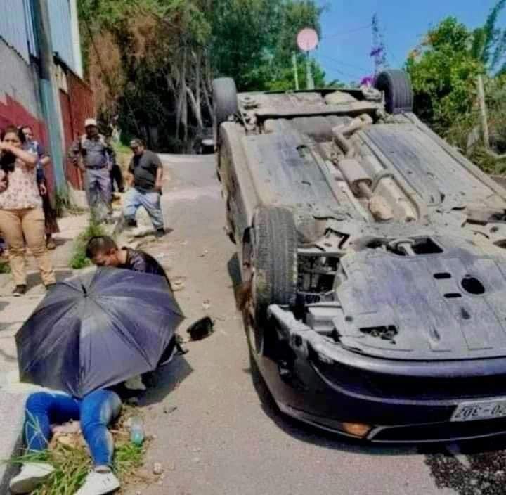 chinchontepec22's tweet photo. ¡QUE DOLOROSO! LA RESPONSABLE ANDABA APRENDIENDO A MANEJAR

MUERE BEBÉ DE 3 MESES EN ACCIDENTE DE TRÁNSITO EN PANCHIMALCO

Ayer se reportó accidente de tránsito en carretera a Panchimalco, donde falleció bebé de 3 meses y la madre se debate entre la vida y la muerte. https://t.co/woMfgJU2Cv