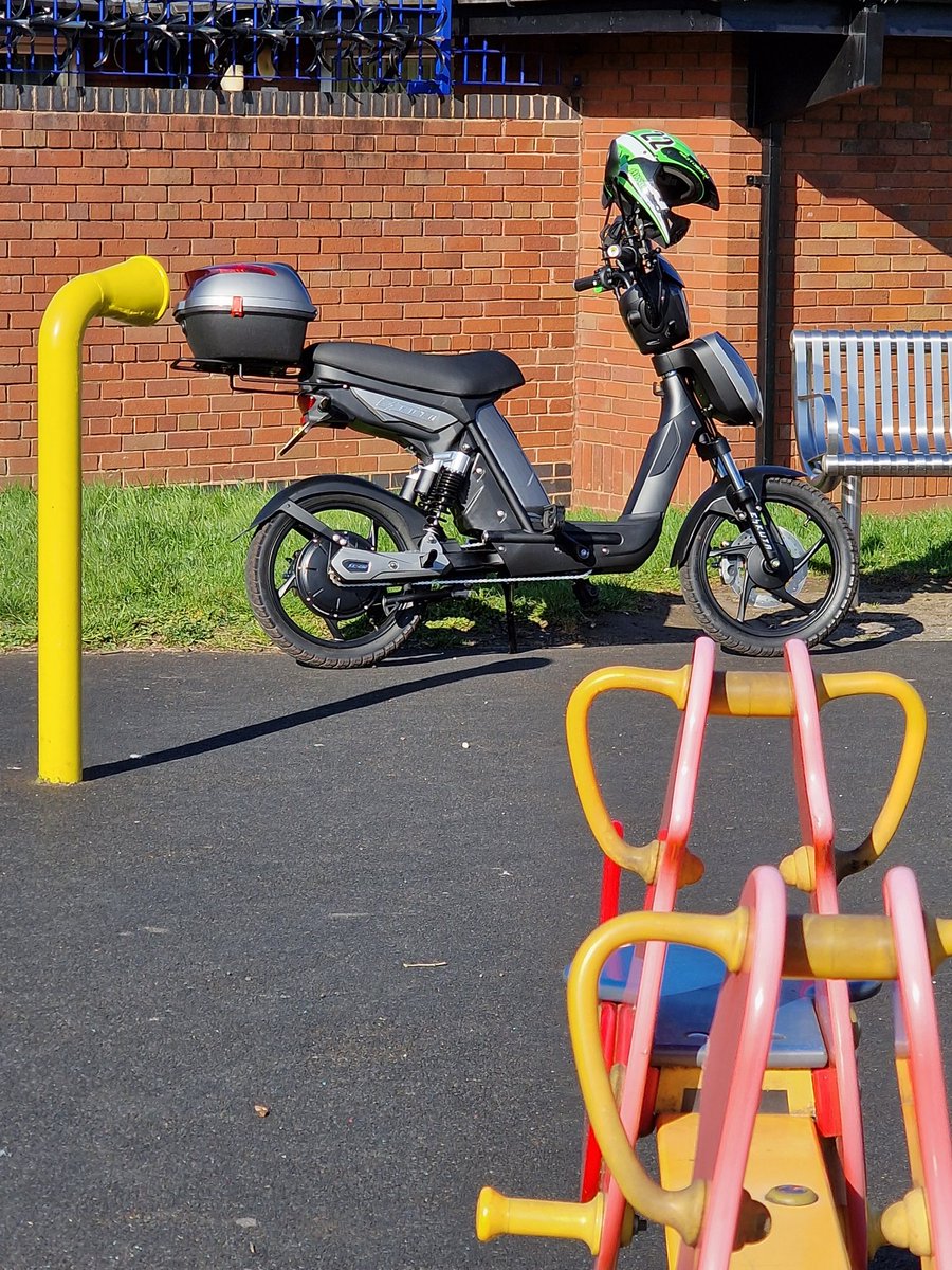 TheEVRC's tweet photo. So many kids asking about the #sx250 from @EskutaUK when I took my son to the park. Felt bad not letting them all ride this amazing machine. Btw he LOVES riding on the back. #pev #electricbike #ebike #bike (not a) #moped #eskuta #eskutasx250 https://t.co/802YdQUOy0