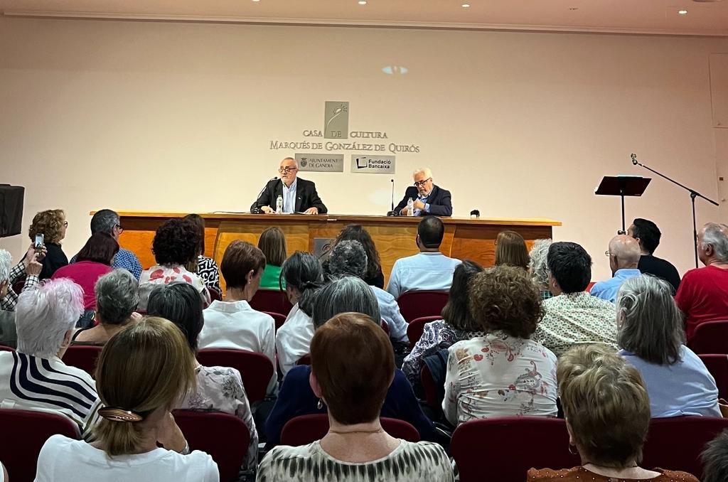 cristinavalles's tweet photo. Inauguració de les terceres Jornades de l’Associació DMD a Gandia. Vida digna, Muerte digna. Conferencia de Javier de Lucas.#MortDigna #DMD https://t.co/jA4MvqTTwW