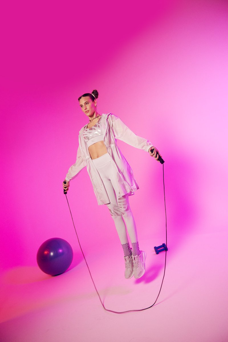 sociali_teen's tweet photo. PUMA lanza NOVA SHINE, junto a su embajadora @macabeso la marca presenta la nueva colección de entrenamiento para mujeres, donde el footwear y apparel presentan un diseño elegante y sofisticado, checa detalles en https://t.co/bhhKyVSNNo https://t.co/TekbTD2YWF