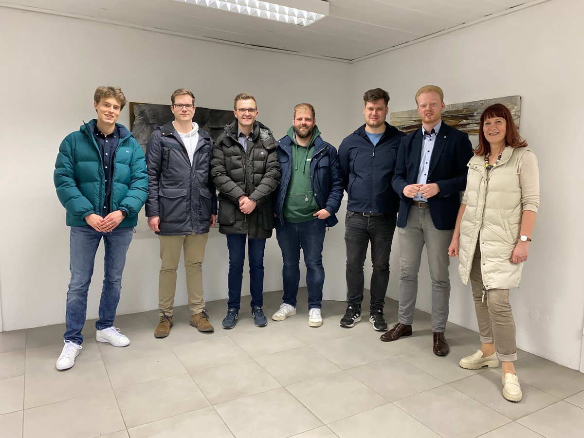 ju_gladbeck's tweet photo. In der vergangenen Woche haben wir als JU Gladbeck die alte Spedition besucht. Neben einem Gespräch mit Karoline Dumpe über die Geschichte der Spedition, vergangenen und künftigen Ausstellungen, der Präsentation einiger Kunstwerke, besichtigten wir die Räumlichkeiten. https://t.co/YTn8NuuKoz