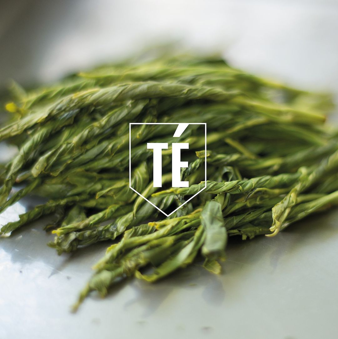 delteruta's tweet photo. En nuestras experiencias buscamos que cada grupo deje volar su creatividad. 🌿 En esta imagen vemos el proceso de enrulado del #té, donde se produce la ruptura de las células en los brotes y hojas. Aquí es donde comienza la oxidación.🌱¿Conoces el proceso de #elaboracióndelté? https://t.co/lesGByqFwV