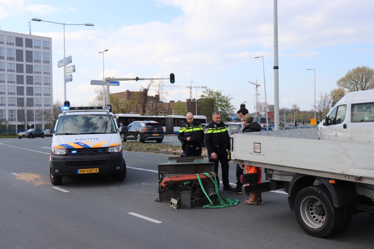 martindamen58's tweet photo. Amsterdam-noord. Bestelbus verliest een 1500kg wegende #zaagmachine voor het vervaardigen van mechanische #kogelhulzen. Het ongeval vond vanmiddag om 16.45 uur plaats. Johan van Hasseltweg/De bult. In een bocht naar links begon de lading te schuiven. Geen gew #TTA020 ter plaatse. https://t.co/Sst6TUqnmk