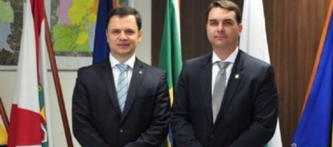 Porque Flávio Bolsonaro recebeu ligações do Anderson Torres durante os ataques de 8/1? CPMI já!