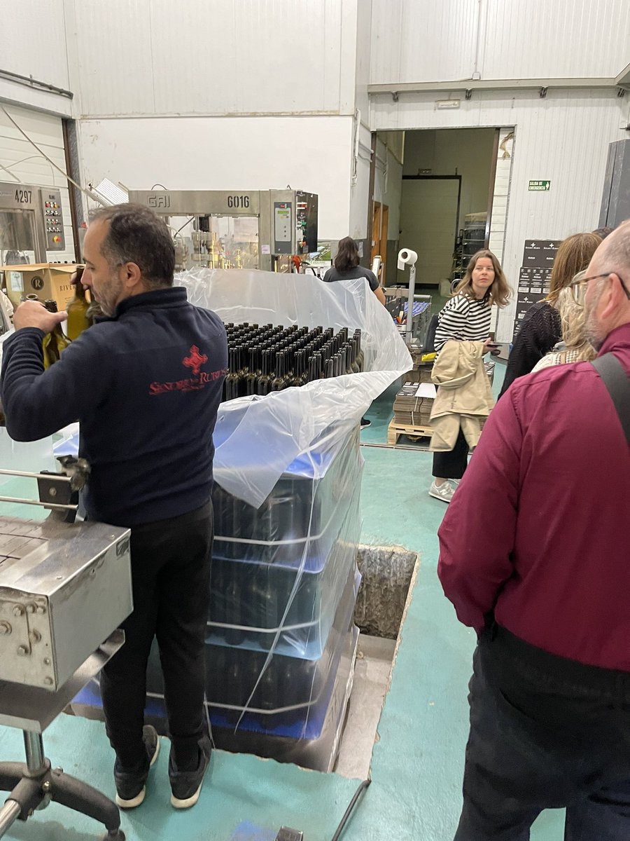 consultaycrece's tweet photo. Un interesantísimo #meetwork el de hoy en bodegas señorío rubios + hotel Nande https://t.co/02dfOcFZxi
