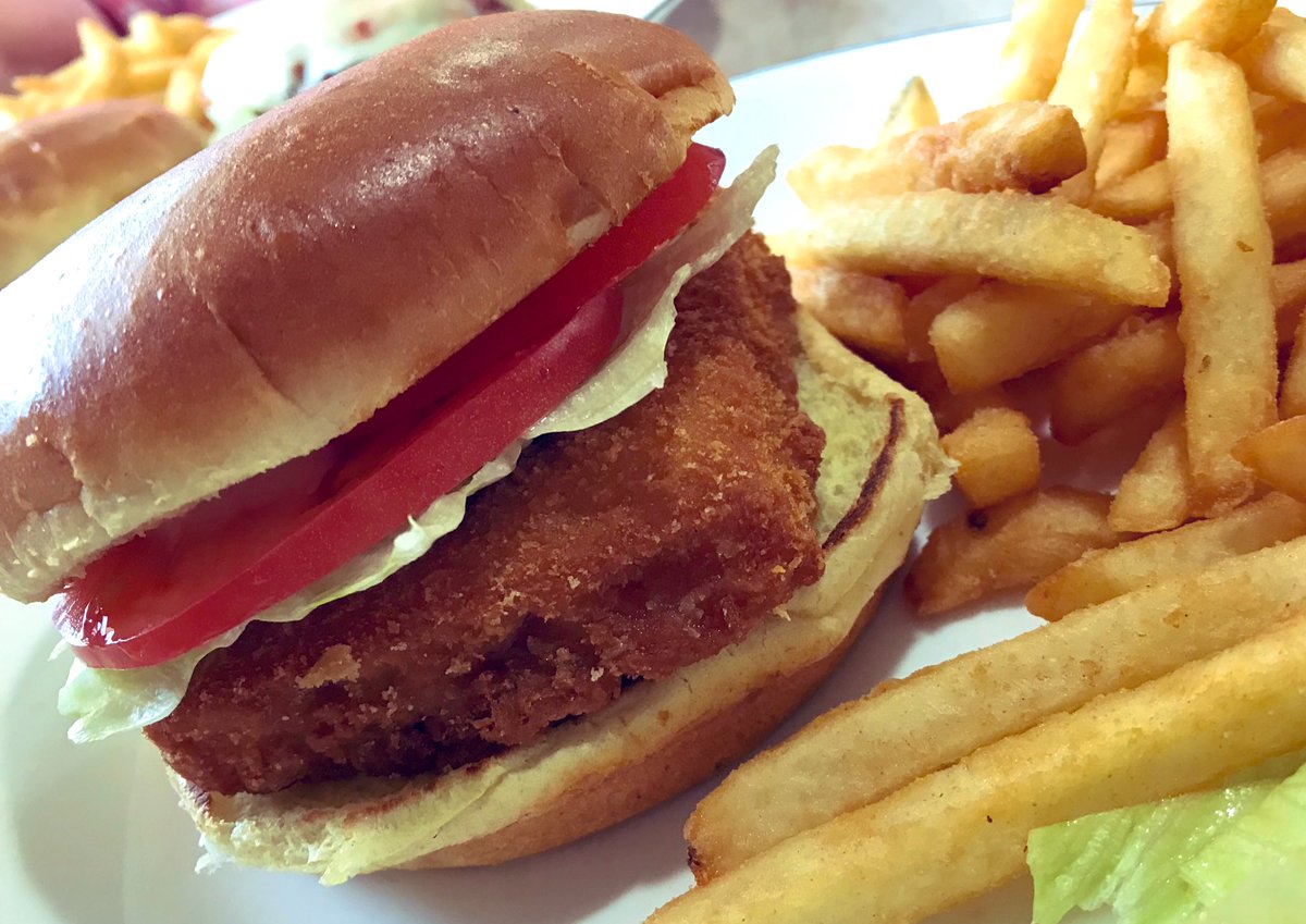 CheapSeats411's tweet photo. Haven’t done a #LunchWithMom in a while. Back at one of her favorite spots. Palos Diner She loves their beef barely soup. I got their cod fish sandwich.
Palos Diner
8052 W. 111th St.
Palos Hills, IL #FitzMagicEats https://t.co/z9j9N2Cshm