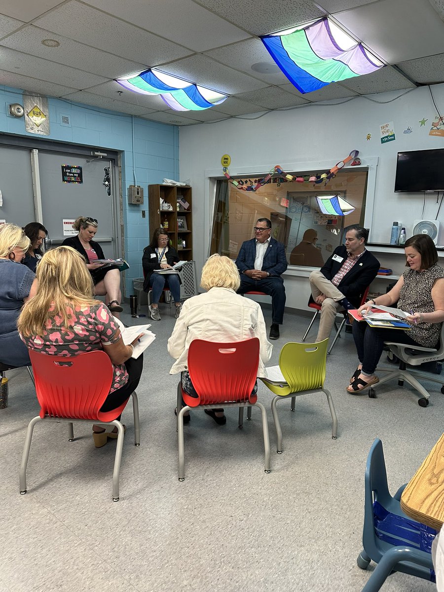 maxwellwise's tweet photo. Thank you to the Taylor Co Primary Center for allowing me &amp; @sargepollock to see the firsthand impact &amp; results of the Reading Recovery ‘Behind the Mirror’ reading lesson with Mrs Coghill &amp; her student.  Great work! @CoghillJessica @TC_Schools_KY @higgybear38 https://t.co/dwF9F8Xius